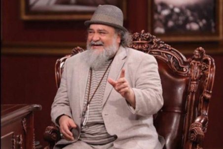 محمدرضا شریفی‌نیا هم از لباس پوشیدن مجری «دورهمی» ایراد گرفت