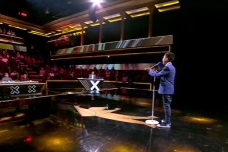 اجرای زیبای ترانه «بمون» محسن یگانه توسط یک نوجوان