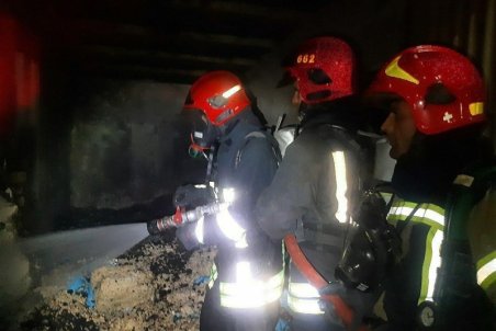 آتش‌سوزی گسترده ‌در یک واحد تجاری کرج / جلوگیری از سرایت حریق به ۱۰ واحد تجاری