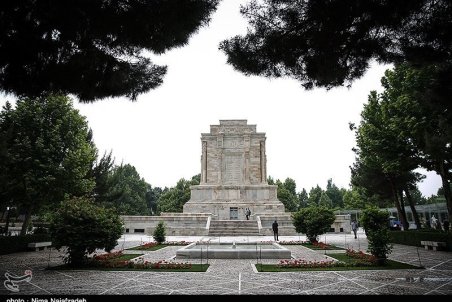 ساخت‌و‌ساز غیرمجاز در نزدیکی آرامگاه فردوسی