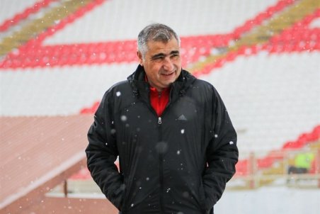 الهامی: بدون ۱۰ بازیکن اصلی چگونه تیم را برای مسابقات آماده کنیم؟