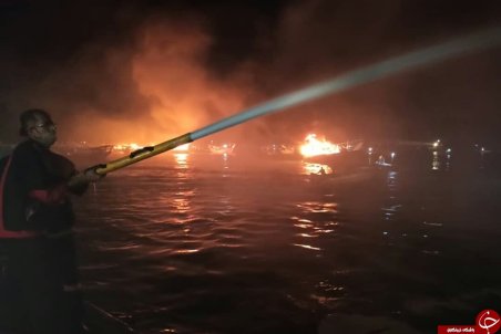 آتش سوزی در اسکله صیادی بندرکنگ/ ۷ لنج طعمه حریق شد