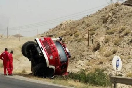 واژگونی خودرو آتش نشانی در فیروزآباد با یک کشته و دو مصدوم