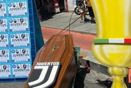 (عکس) حمل تابوت رونالدو در شهر ناپل!