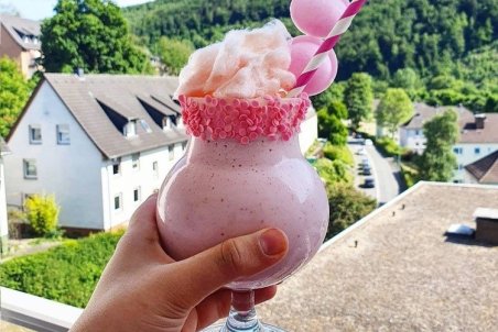 طرز تهیه میلک شیک توت فرنگی