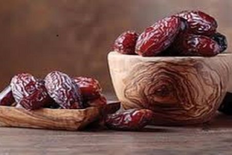 درمان کم‌خونی با میوه‌ای سیاه اما شیرین!/ خونی که با خرما در بدن شما می‌جوشد