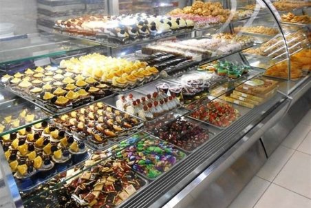 | پای افزایش قیمت‌ها به شیرینی‌فروشی‌های بیرجند باز شد/گرانی بستنی و شیرینی کام مردم را تلخ کرد