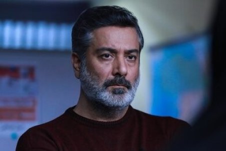 ﻿ حمیدرضا پگاه در نقش یک مامور امنیتی