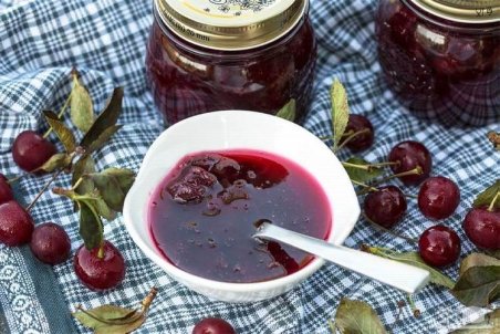 طرز تهیه مربای آلبالو خانگی