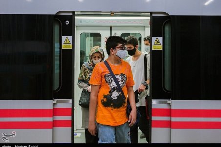 ممانعت از ورود مسافران بدون ماسک به مترو مشهد/ یک مسافر کرونایی صدها نفر را مبتلا می‌کند
