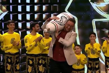 وقتی داوران عصر جدید برای راستی آزمایی شرکت کنندگان وارد گود زورخانه شدند + فیلم