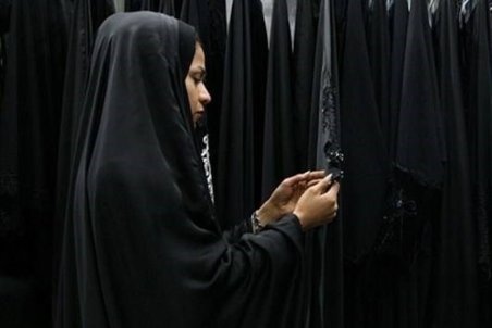 داستان گرانی چادر مشکی و عدم تخصیص ارز دولتی؛ آیا چادر کالای فرهنگی نیست؟