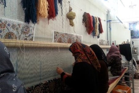 خبر رئیس مرکز ملی فرش ایران برای قالیبافان / تا دو ماه آینده اکثر بافندگان فرش بیمه می‌شوند