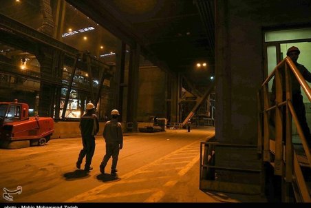 شرایط بد کارگران در روزهای کرونایی/ کارگران زیادی در صف دریافت بسته‌های معیشتی قرار دارند