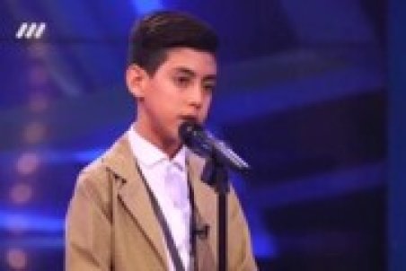 اجرای احساسی تیتراژ برنامه ماه عسل توسط پسر ۱۳ ساله در برنامه عصر جدید!