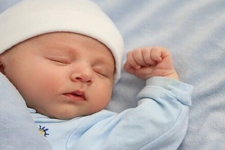 سرمه کشیدن در چشم نوزادان مضر است