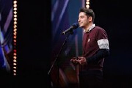 تلفیقی از چاپلوسی ، شوخی‌های بوق‌دار و طعنه‌های سیاسی به دادگاه طبری در روی آنتن عصر جدید!