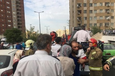 آتش‌سوزی در یک مجتمع ۱۰ طبقه‌ای در شمال شرق تهران + تصاویر