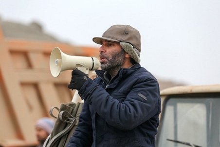 ده نمکی در کنار کارگران کامیون‌های سنگین/ عکس