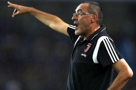 (عکس) سیگار کشیدن آقای سرمربی روی سکو‌های ورزشگاه