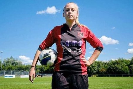 (عکس) برای اولین بار؛ باز شدن پای یک زن به فوتبال مردان