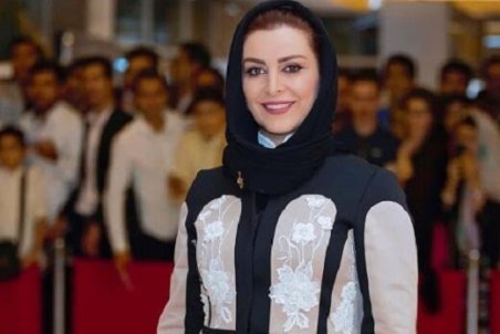 بوسه ماه‌چهره خلیلی بر گونه پروین سلیمانی