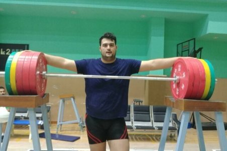 (عکس) تمرینات ملی‌پوش وزنه‌برداری در پارکینگ!