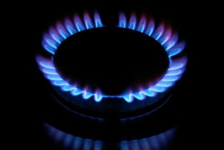 ۴ ترفند برای پاک کردن چربی‌های اجاق گاز