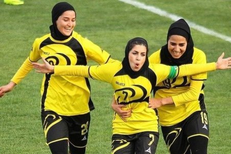 (عکس) تنها فوتبالیست زنی که پزشکی می‌خواند