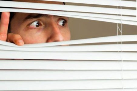 اختلال تماشاگری جنسی یا چشم چرانی چه علائم دارد و راه‌ درمانی آن چیست؟