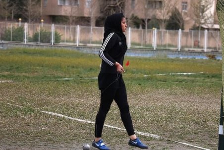 دختر نوجوانی که رکورد پرتاب چکش بزرگسالان را شکست/ "در زمین خاکی تمرین می‌کنم"