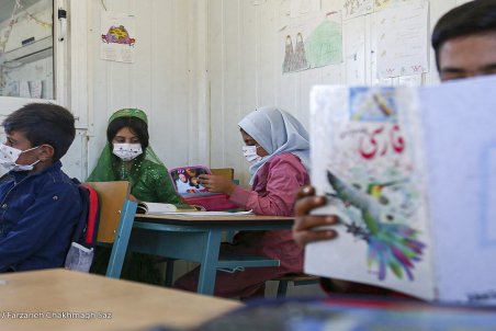 خط خوردن دختران از کتاب درسی؛ نظارت‌هایی که پس از توزیع پر رنگ شدند