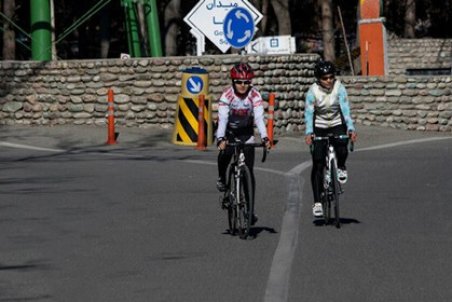 رکاب‌زنیِ زنان ایرانی با چاشنی فحش و لگد