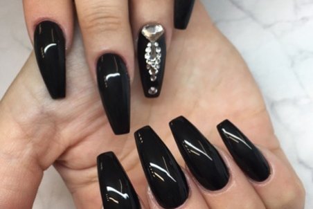 ﻿ طراحی ناخن با لاک مشکی براق و مات