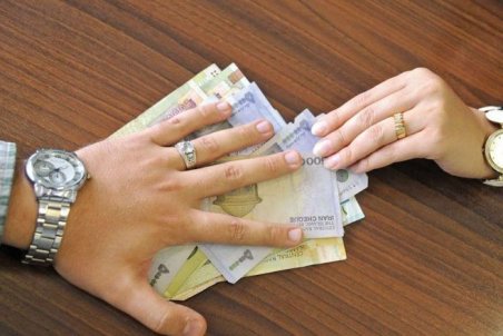 آیا نفقه زن در دوران عقد به عهده شوهر است؟