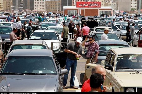 آشفتگی بازار خودرو به دلیل نبود فرمانده‌ واحد در عرصه اقتصاد است