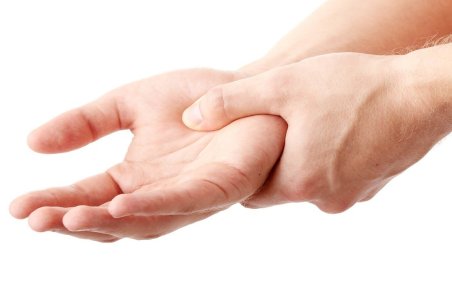 خواب رفتن و بی‌حسی دست زنگ هشدار کدام بیماری‌هاست؟