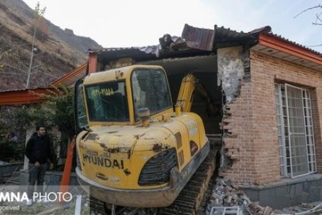 شیشه فروش: زاینده رود از بند ویلاهای لاکچری رها می شود