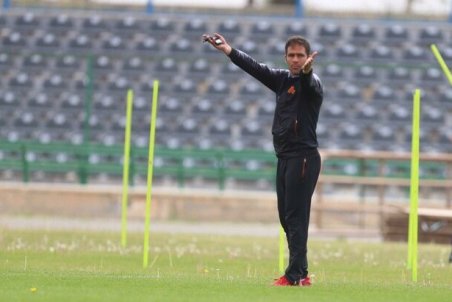 ابراهیم صادقی: موافق ممنوعیت ورود خارجی‌ها هستم