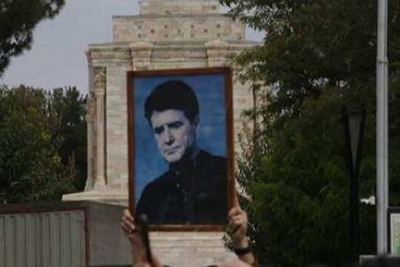 لحظه به خاک سپردن استاد شجریان با نوای ربنا