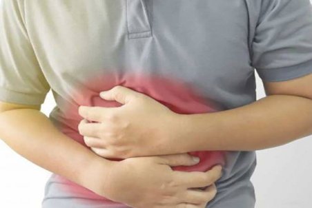 علل درد دور ناف و راه‌های درمان آن