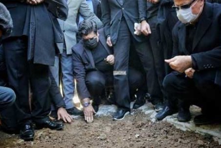 حضور سالار عقیلی بر سر مزار استاد شجریان