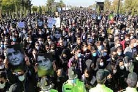 حضور خداداد عزیزی در مراسم تشییع استاد شجریان