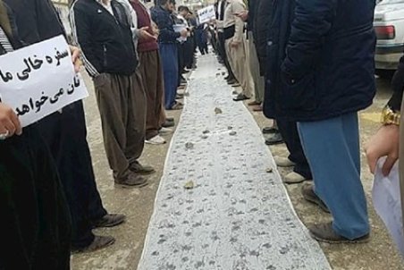 ابطحی به روحانی: اسلحه نخرید،مردم خوراک‌ ندارند