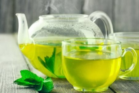 ۸ نوشیدنی گیاهی مفید برای گلودرد