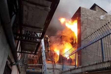 لحظه شعله‌ور شدن آتش در ساختمان ۳ طبقه + فیلم و تصاویر