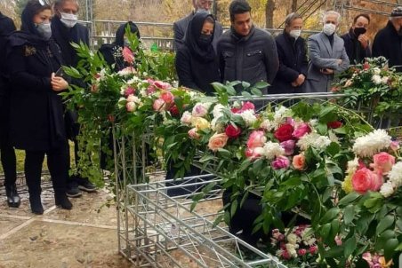 (تصویر) حضور خانواده محمدرضا شجریان بر سر مزار او