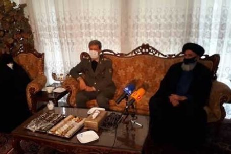 حضور وزیر دفاع در منزل شهید فخری‌زاده