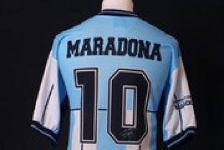 توضیحات جنجالی دیپلمات ایرانی ملاقات‌کننده با مارادونا درباره پیراهنی که احمدی‌نژاد برای خودش برداشت!