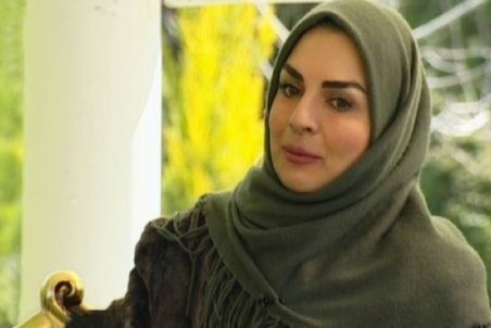 خانم الیزابت امینی لطفا کمی آروم تر وطن فروشی کنید!